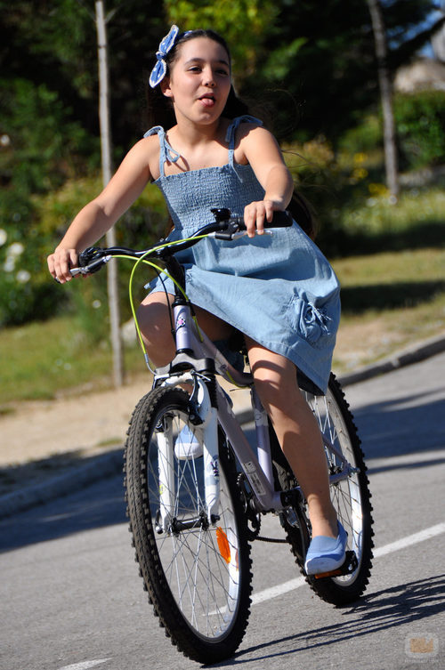Sandra Melero montando en bicicleta en 'Rescatando a Sara'