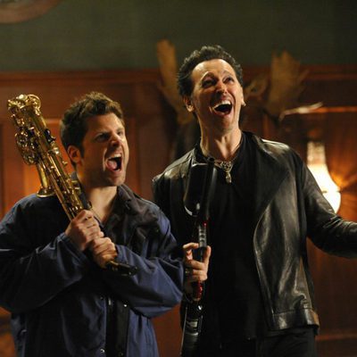 James Roday y Steve Valentine "armados" con un saxofón y una pistola de paintball en 'Psych'