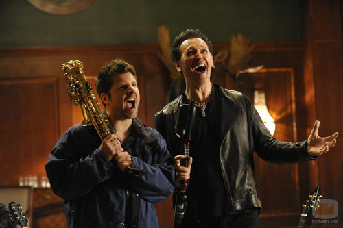 James Roday y Steve Valentine "armados" con un saxofón y una pistola de paintball en 'Psych'
