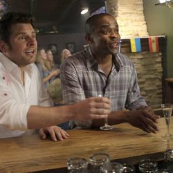 Shawn y Gus en la barra de un bar en 'Psych'