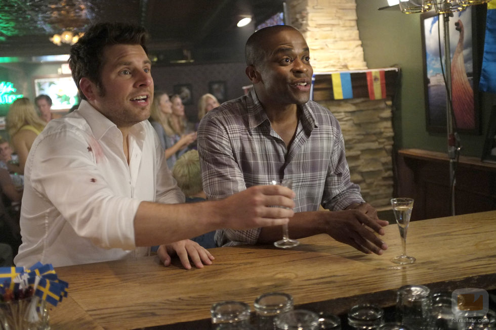 Shawn y Gus en la barra de un bar en 'Psych'