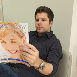 Shawn ojea una revista en 'Psych'