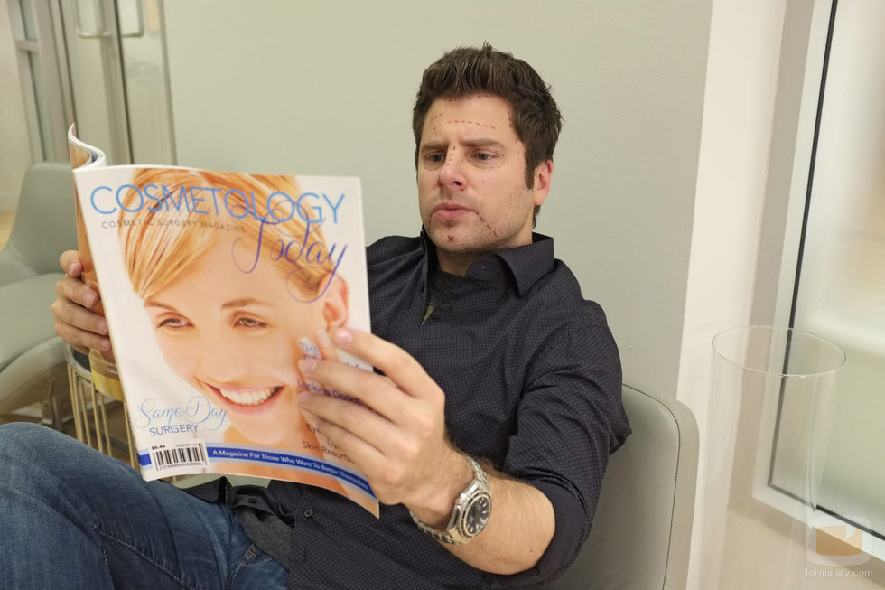 Shawn ojea una revista en 'Psych'