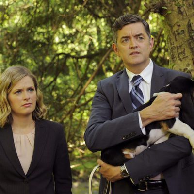 Juliet y Lassiter en mitad de un bosque en 'Psych'