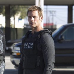 Josh Holloway con un chaleco en 'Intelligence'