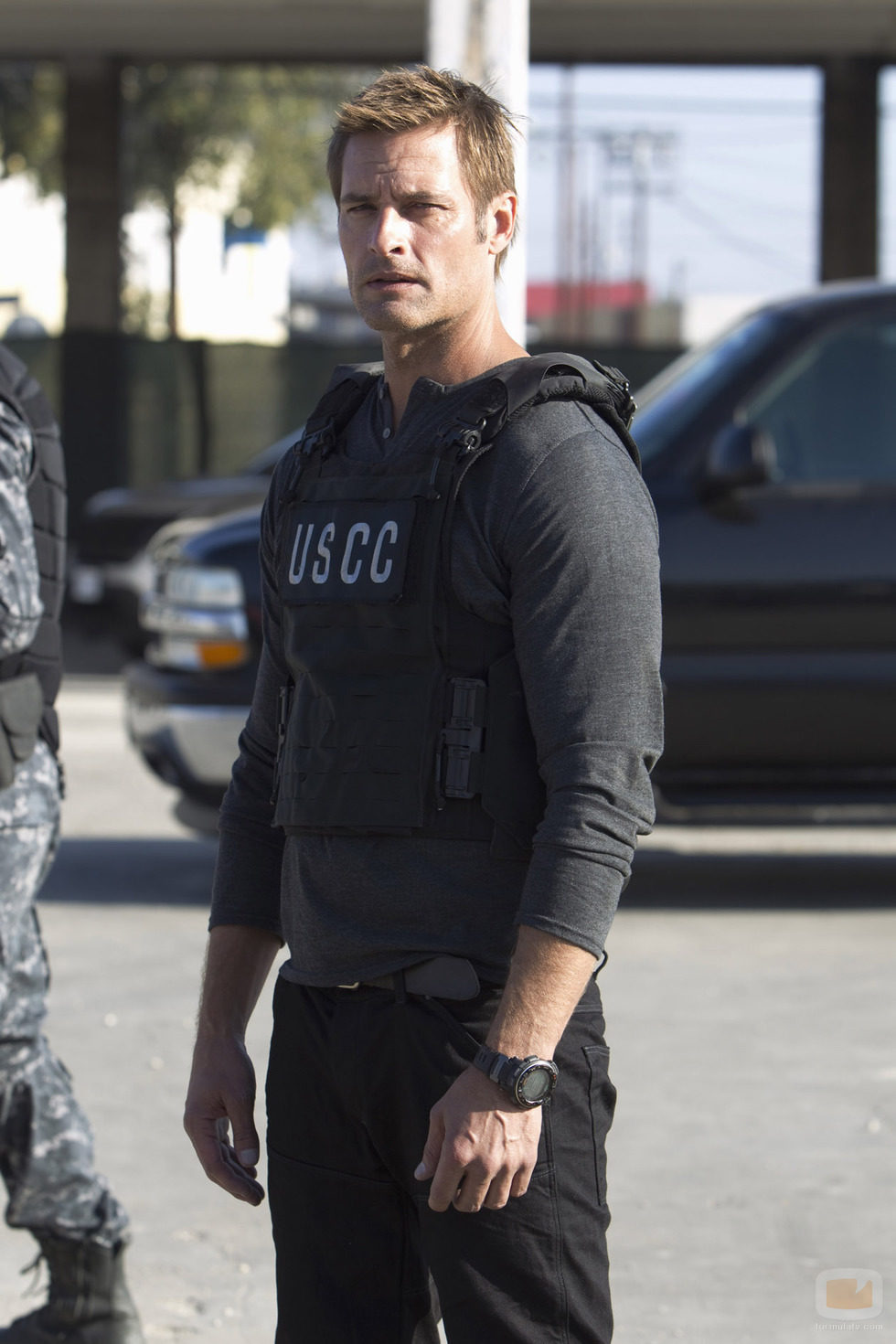 Josh Holloway con un chaleco en 'Intelligence'