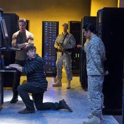Josh Holloway junto a los chinos investigando un ordenador en 'intelligence'