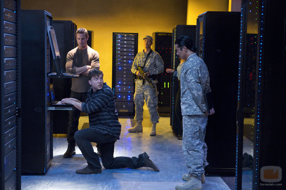 Josh Holloway junto a los chinos investigando un ordenador en 'intelligence'