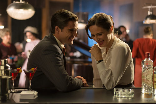 Aitana Sánchez-Gijón rie junto con Maxi Iglesias en 'Velvet'