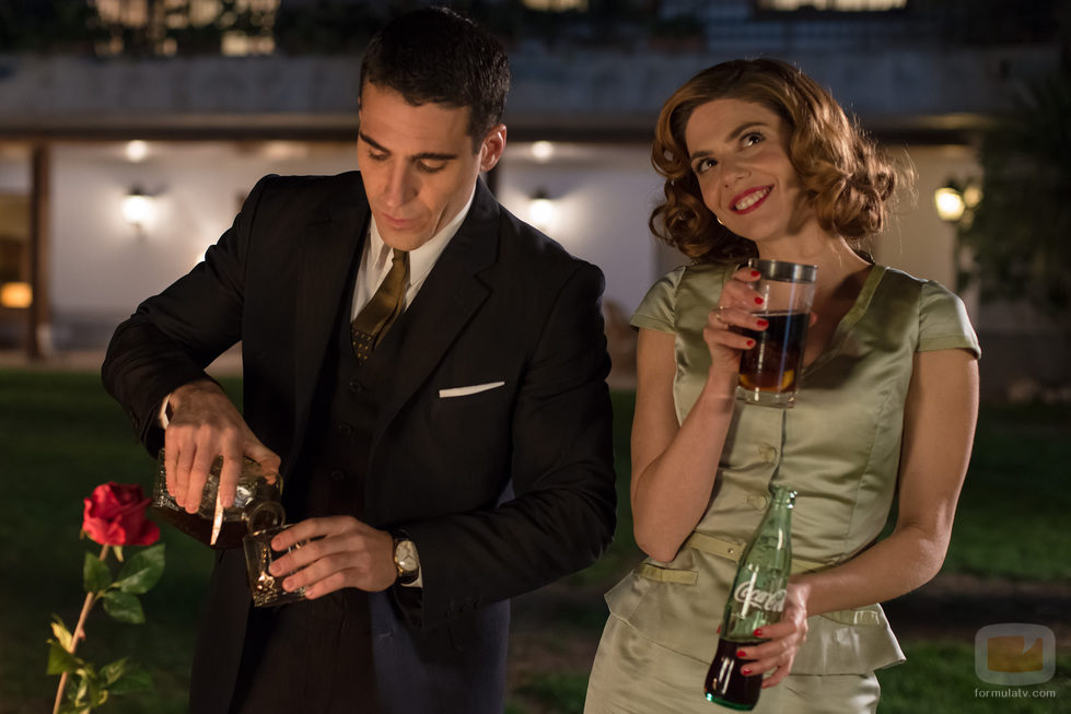 Manuela Velasco brinda con Miguel Ángel Silvestre en 'Velvet'