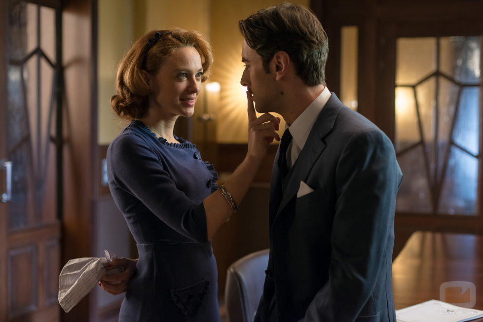 Marta Hazas calla con un dedo a Javier Rey en 'Velvet'