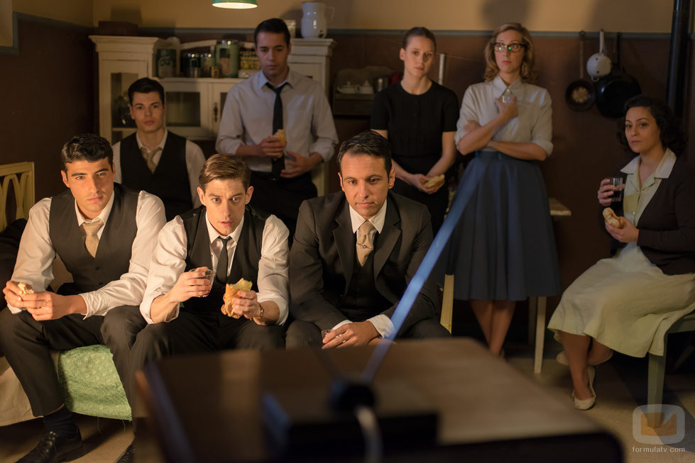 Todos muy pendientes de la televisión en 'Velvet'