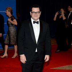 Josh Gad posa en la alfombra roja de la Cena de Corresponsales de la Casa Blanca