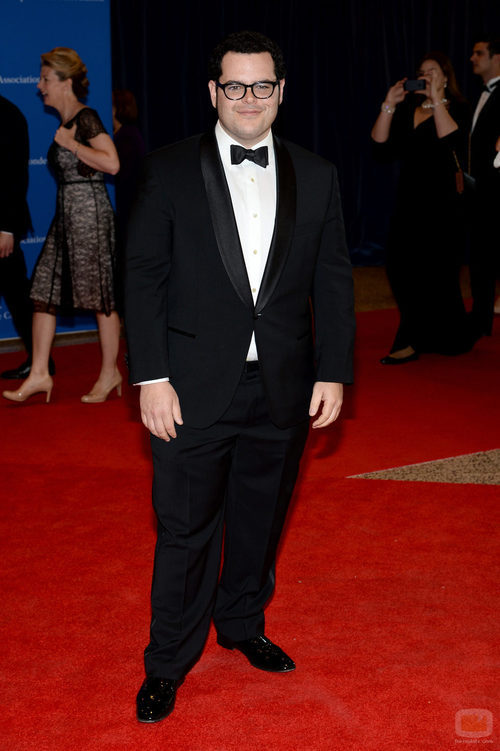 Josh Gad posa en la alfombra roja de la Cena de Corresponsales de la Casa Blanca
