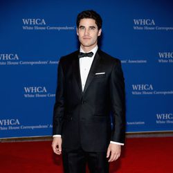 Darren Criss posa en la alfombra roja de la Cena de Corresponsales de la Casa Blanca