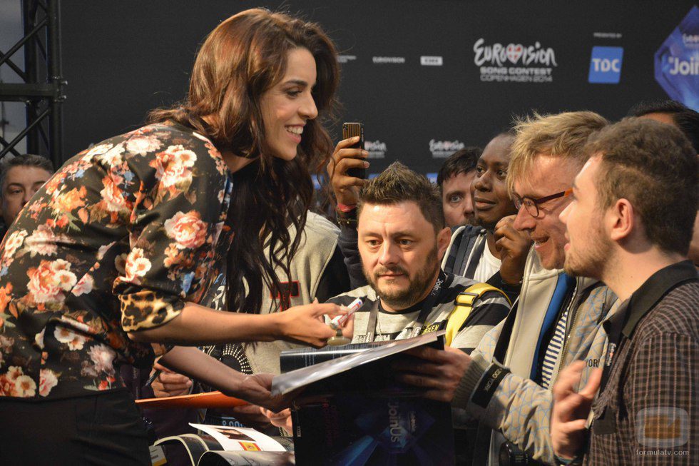 Ruth Lorenzo firma autógrafos en un encuentro con los fans