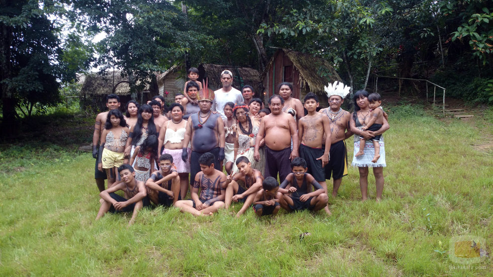 Frank Cuesta con la tribu Sateré Mawé en 'Wild Frank'