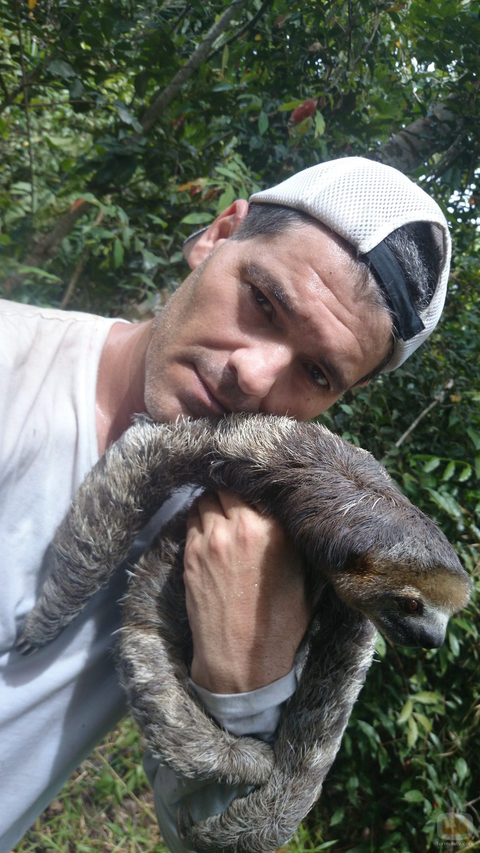 Frank Cuesta con un oso perezoso en 'Wild Frank'