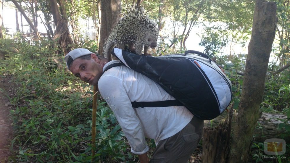 Frank Cuesta con un puercoespín en 'Wild Frank'