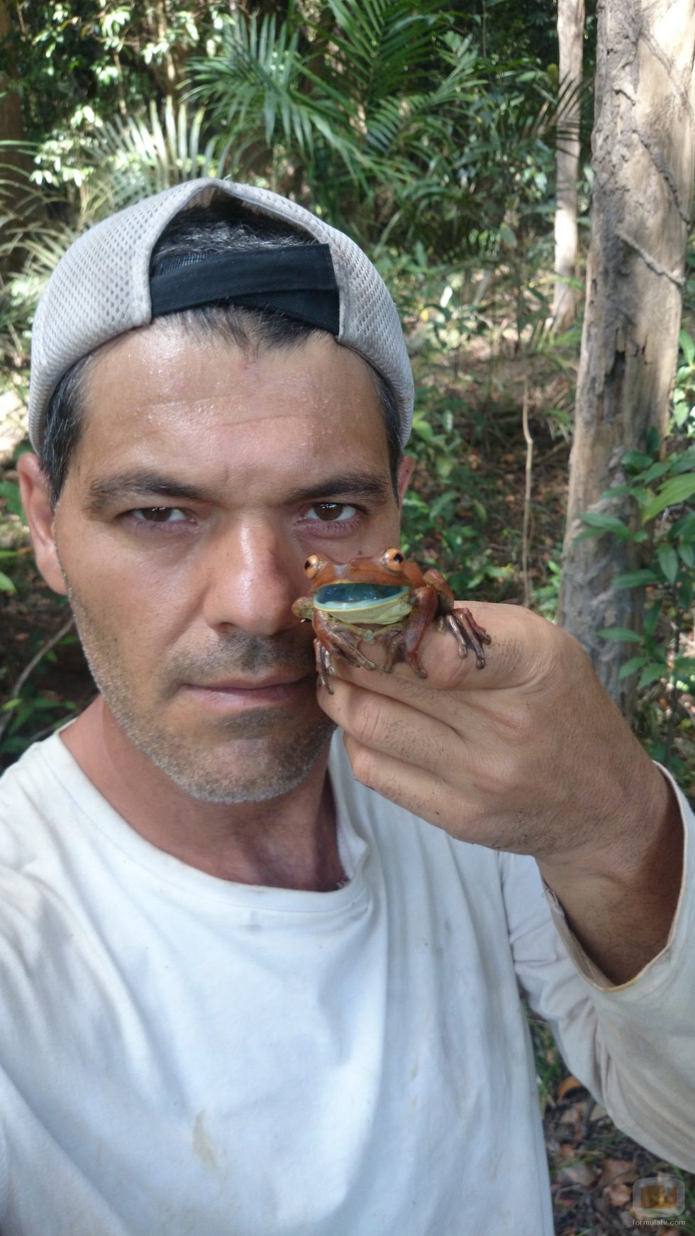 Frank Cuesta con una rana en 'Wild Frank'