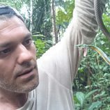 Frank Cuesta con una serpiente parrot en 'Wild Frank'
