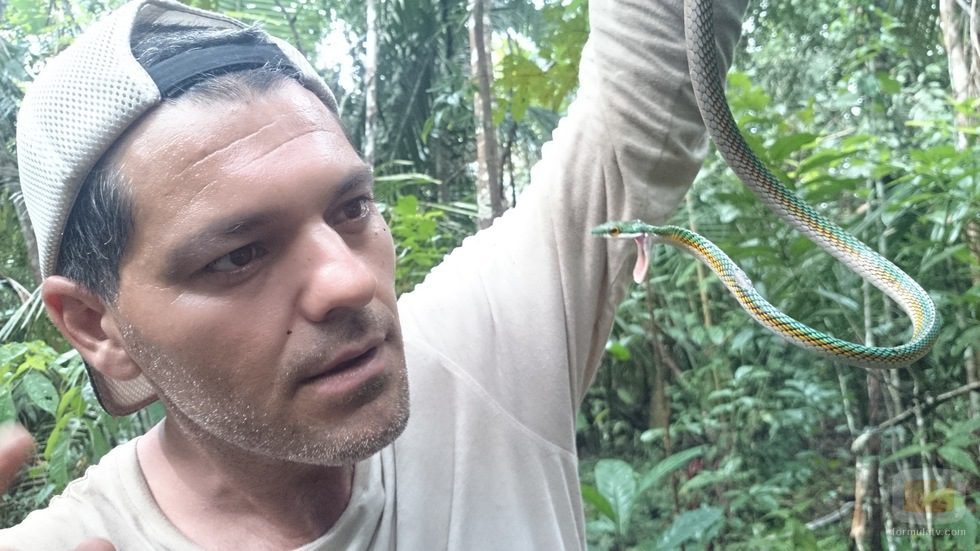 Frank Cuesta con una serpiente parrot en 'Wild Frank'