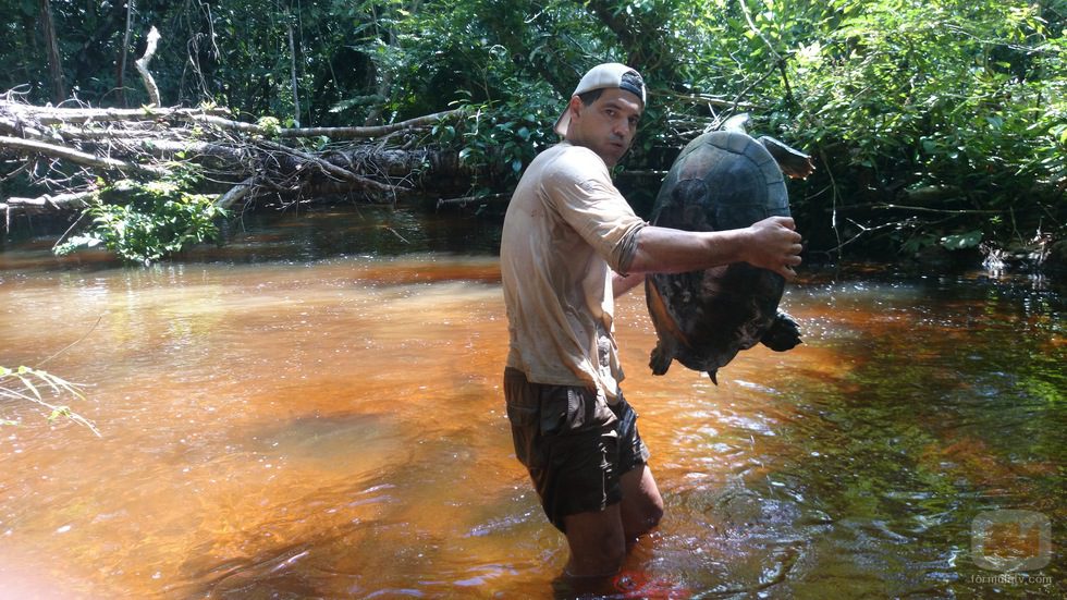 Frank Cuesta con una tortuga en 'Wild Frank'