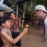 Frank Cuesta con jóvenes de la tribu Sateré Mawé en 'Wild Frank'