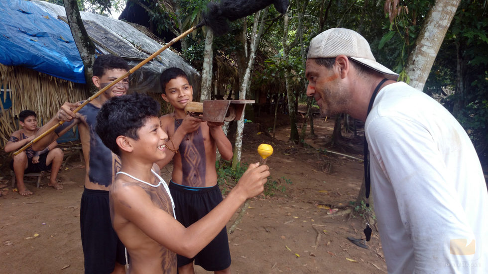 Frank Cuesta con jóvenes de la tribu Sateré Mawé en 'Wild Frank'
