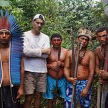 Frank Cuesta con jóvenes de la tribu Dessana en 'Wild Frank'