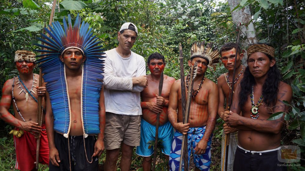 Frank Cuesta con jóvenes de la tribu Dessana en 'Wild Frank'