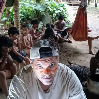 Frank Cuesta con una araña en la cabeza en 'WIld Frank'