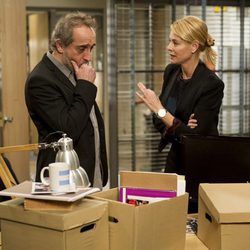 Pablo y Candela rodeados de cajas