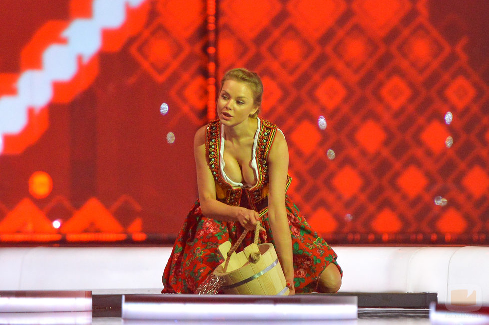 Una de las bailarinas polacas se muestra sugerente en Eurovisión 2014