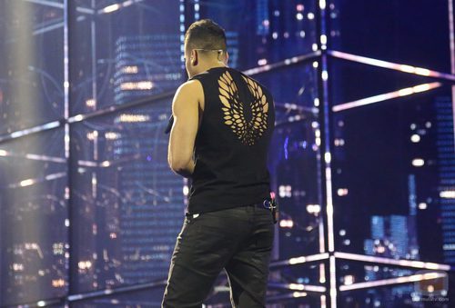 Kállay Saunders, de Hungría, muestra su espalda en Eurovisión 2014