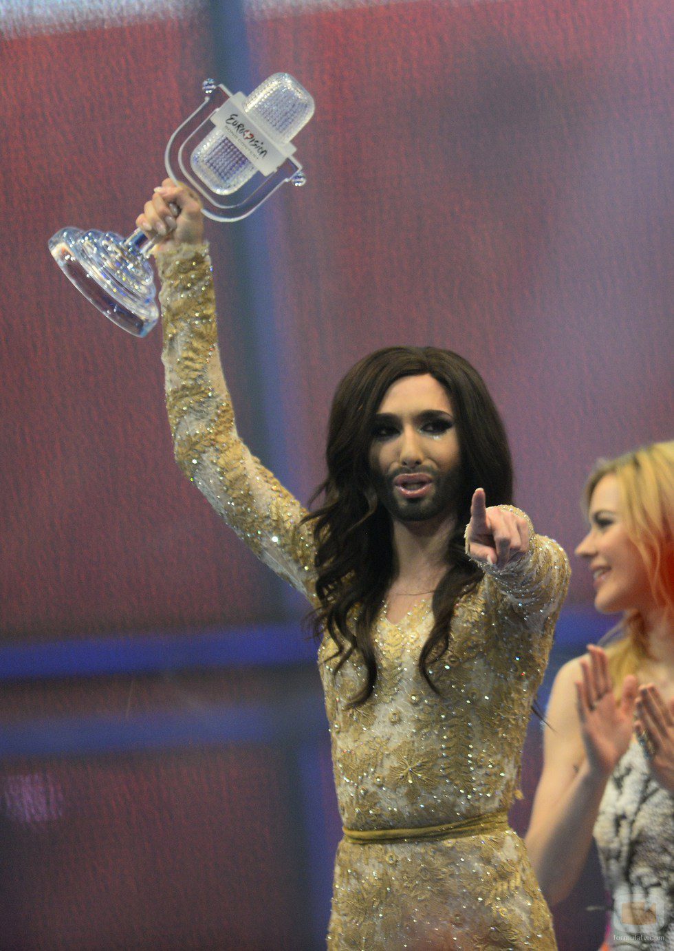 Conchita Wurst levanta el trofeo tras ganar Eurovisión 2014