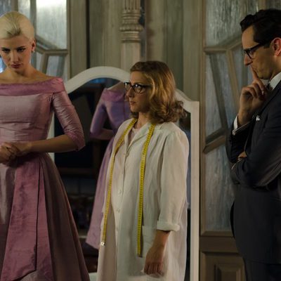 Miriam Giovanelli, Cecilia Freire y Asier Etxeandía en 'Velvet'