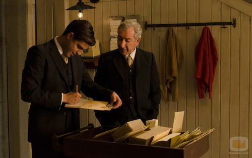 Maxi Iglesias firma un documento junto con José Sacristán en 'Velvet'