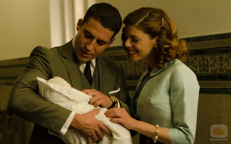 Miguel Ángel Silvestre y Manuela Velasco junto al bebé en 'Velvet'
