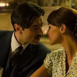 Javier Rey muy cerca de Paula Echevarría en 'Velvet'