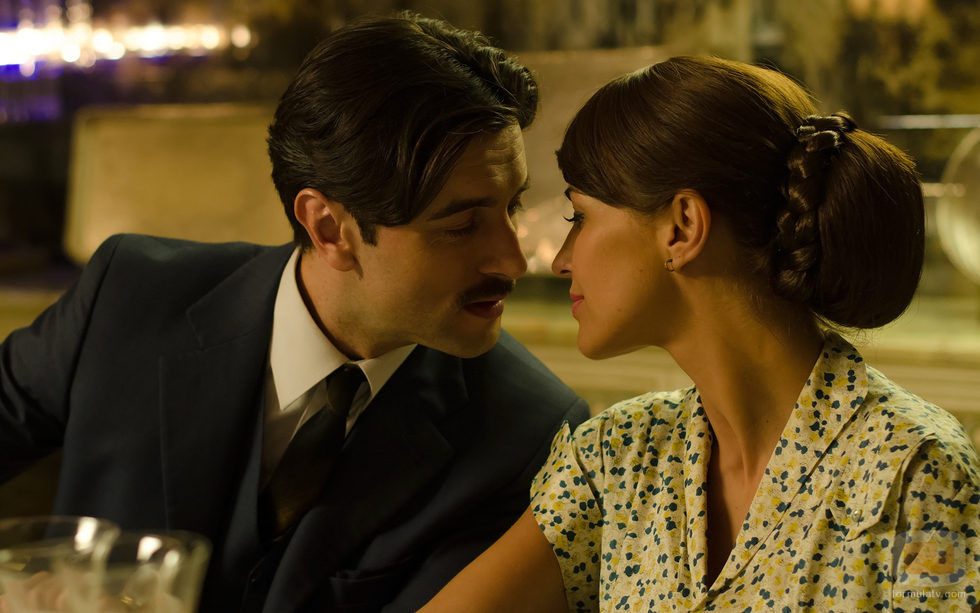 Javier Rey muy cerca de Paula Echevarría en 'Velvet'