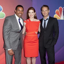 Debra Messing y sus compañeros de reparto de 'The Mysteries of Laura' en los Upfronts 2014 de NBC