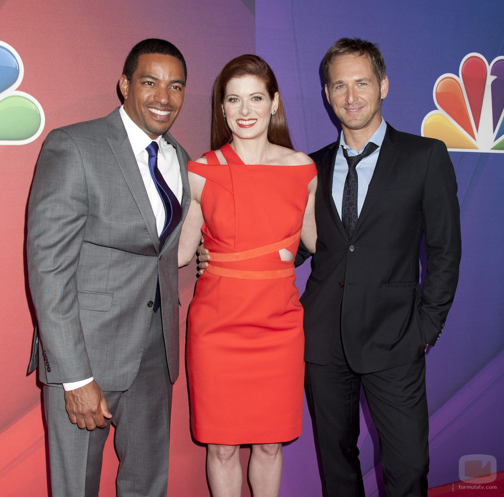 Debra Messing y sus compañeros de reparto de 'The Mysteries of Laura' en los Upfronts 2014 de NBC