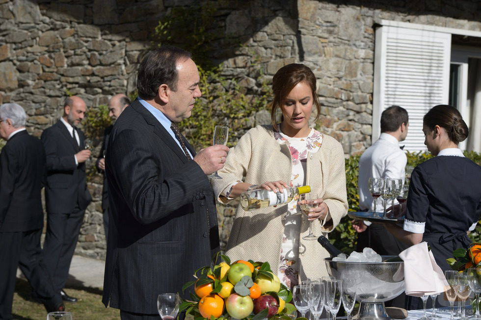 Tito Valverde y Megan Montaner en el primer capítulo 'Sin identidad'