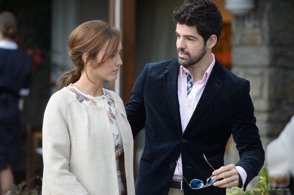 Megan Montaner y Miguel Ángel Muñoz en 'Sin identidad'