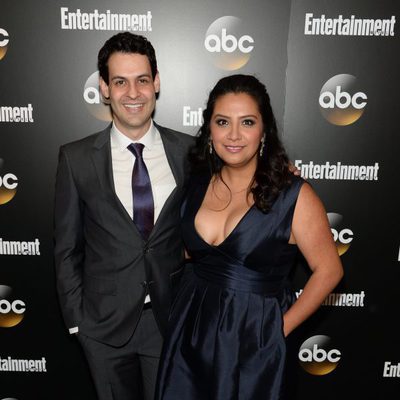Andrew Leeds y Cristela Alozno en los Upfronts 2014 de ABC