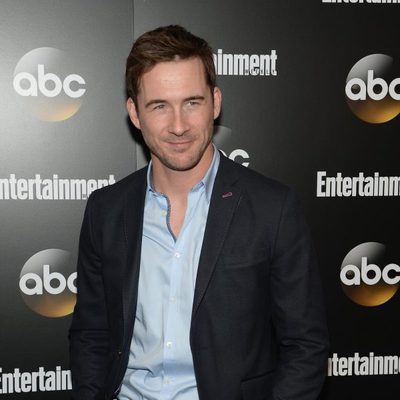 Barry Sloane en los Upfronts 2014 de ABC