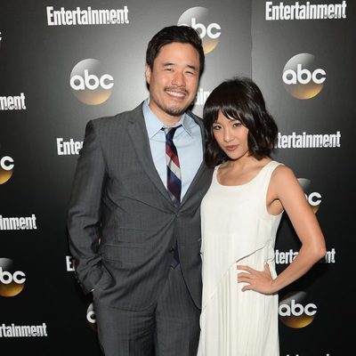 Randall Park y Constance Wu presentan 'Fresh Off the Boat' en los Upfronts 2014 de ABC