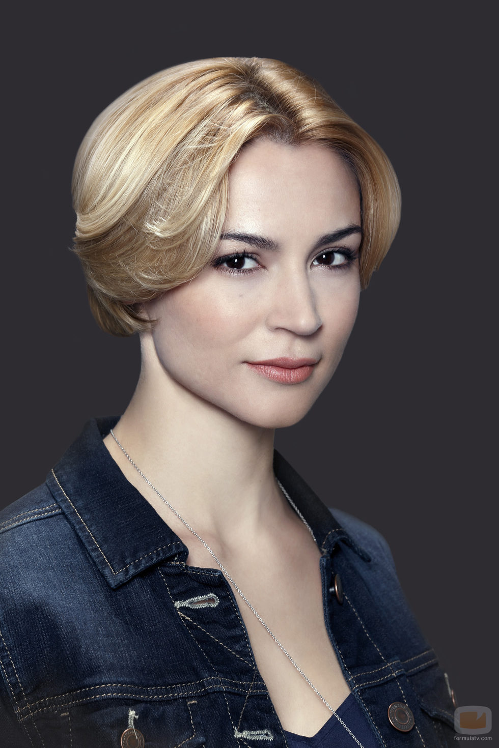 Samaire Armstrong es Elaine en 'Resurrection'