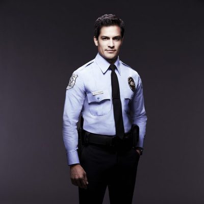 Nicholas Gonzalez es Connor Cuesta en 'Resurrection'